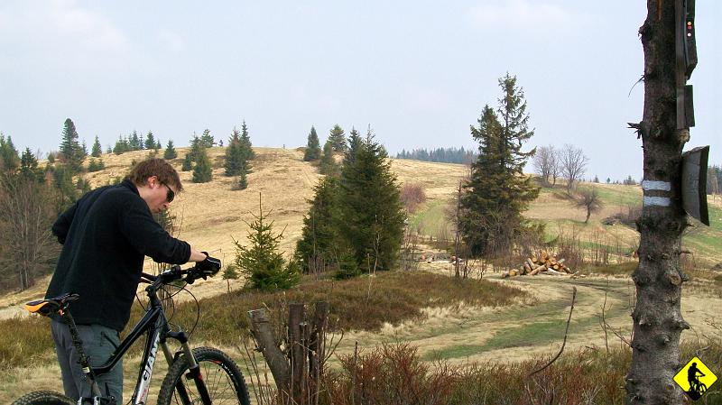 2010-04-20 Beskid Niski 022a.jpg - Na Potrójnej chwila przerwy. Kiedyś z Jurkiem pojechaliśmy widocznym żółtym przez Jawornicę. Teraz zrobimy całość czerwonym. Pan Grzegorz ma nowego Trance x4. Obczajamy go z każdej strony. Takie zboczenie każdego szanującego się rowerzysty.